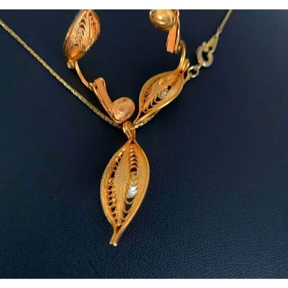 Elegant Sarah Coventry Filigree Leaf Necklace Set, in Gold plate, Marked - Picture 4 of 8